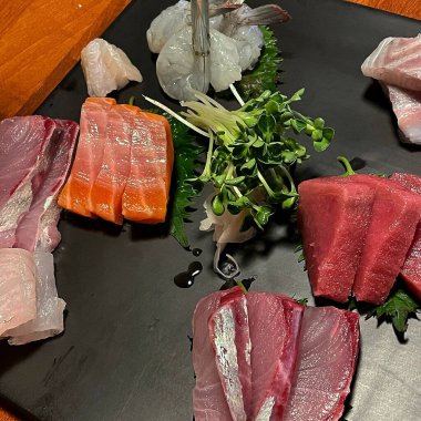 Limon ve baharatlı taze çiğ somon.