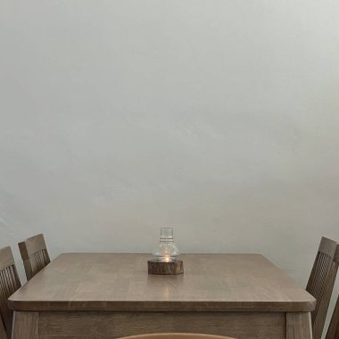 Sandalyeleri ve yemek odası olan bir masa.