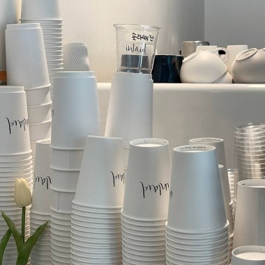 boş bardaklar masada beyaz bardaklarda