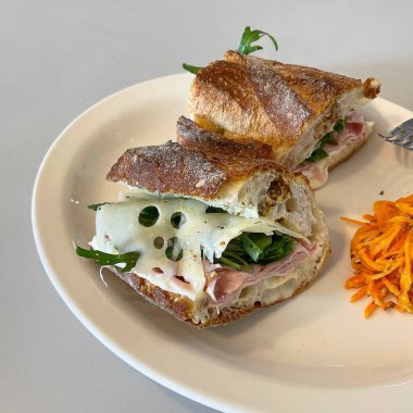 Tabakta et salatalı sandviç.