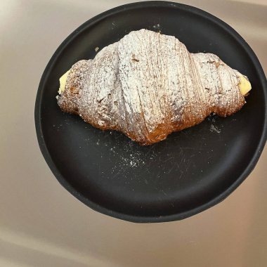 Gri arka planda tavada taze pişmiş muzlu turta.