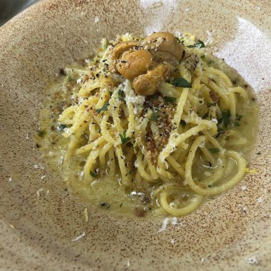 beyaz tabakta mantarlı makarna