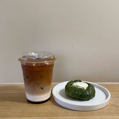 Masada bir fincan çay ve bir fincan kahve..