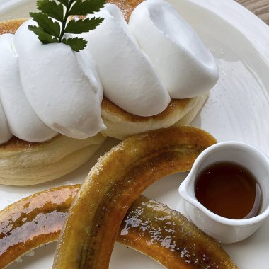 Vanilyalı krep, dondurma ve naneli.