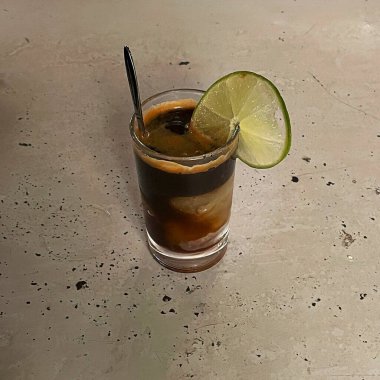 Ahşap arka planda limonlu buzlu kahve.