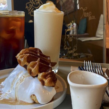 Kahve ve kruvasanla nefis bir kahvaltı.