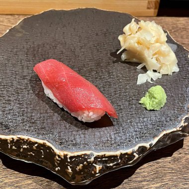 Arka planda Japon suşisi var.