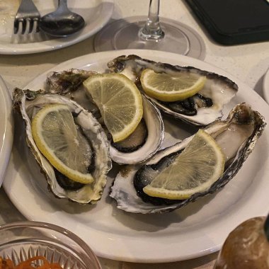 Limonlu istiridye ve maydanoz.