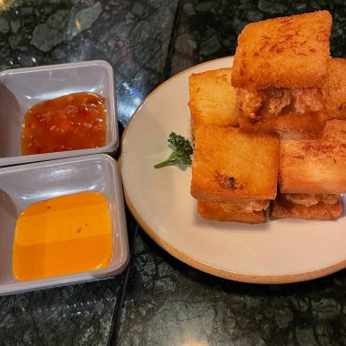 Soslu ve peynirli kızarmış tavuk.