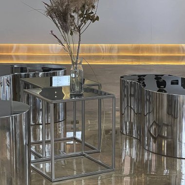 Bir restorandaki metal bir masanın dikey yakın çekimi.