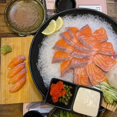 Sebzeli ve otlu taze somon bifteği.