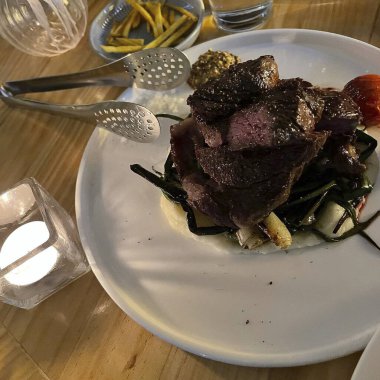 Baharatlı ve sebzeli ızgara et.