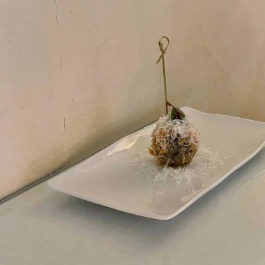 Ahşap bir yüzey üzerinde lezzetli dondurma topları ve topların yakın çekim görüntüsü.