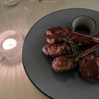 Tabakta sos olan ızgara tavuk.