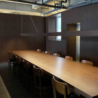 Ofiste boş ahşap masa