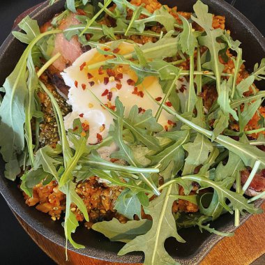 Yağda yumurta, ıspanak, pastırma ve domates.