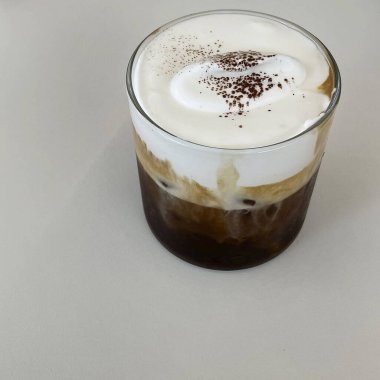 Süt ve buzlu kahve.