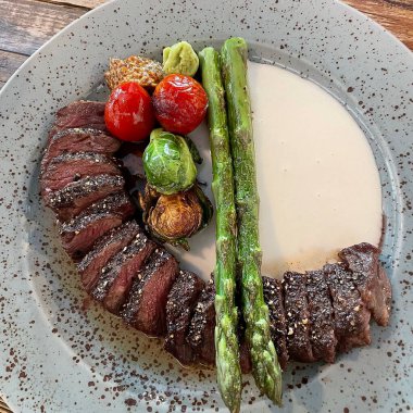 Kuşkonmaz ve domatesli biftek.