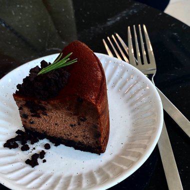 Naneli çikolatalı kek ve kahve.