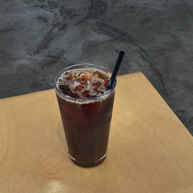 Ahşap arka planda bir fincan buzlu kahve..