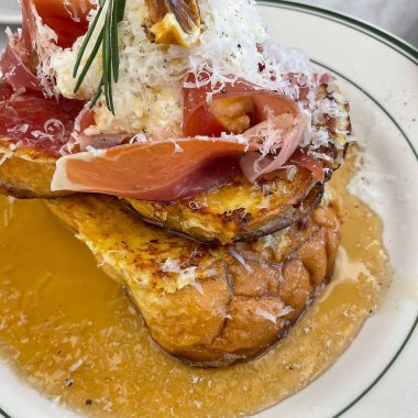 Tost, pastırma, peynir ve haşlanmış yumurta ile kahvaltı..