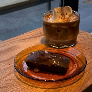 Dondurmalı buzlu kahve ve ahşap masada karamel sosu.