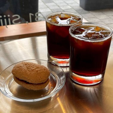 Ahşap bir masa üzerinde buzlu çay