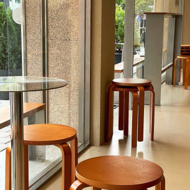 Kafedeki boş tahta masa.