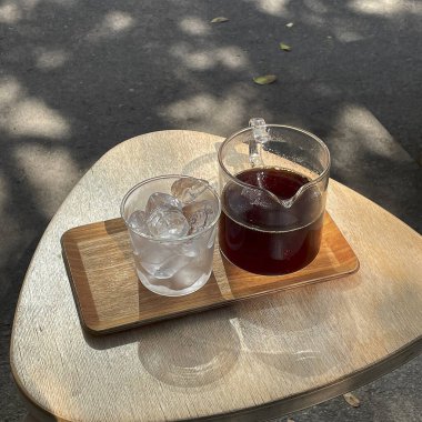 Buzlu bir bardak buzlu kahve.