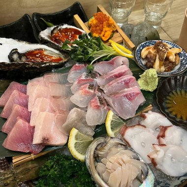 Deniz ürünleri ve baharatlı taze balık.