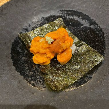 Japon mutfağı. Somon ve sebzeli suşi. Japon yemeği.