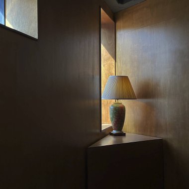 Modern bir apartmanın içinde.