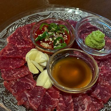 Sos ve salatalı Kore bifteği.