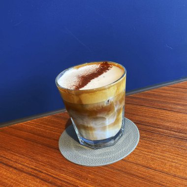 Bir fincan beyaz köpüklü kapuçino.