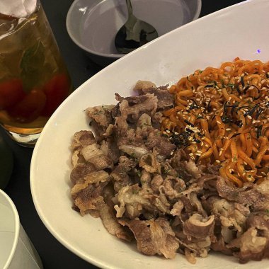 Lezzetli Asya yemeklerinin yakın görüntüsü