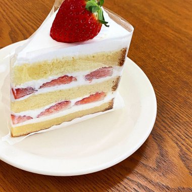 Çilekli ve çilekli kek.