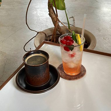 Tahta masada bir fincan çay.