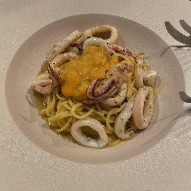 karidesli spagetti, kalamar ve kalamar, üst manzara.