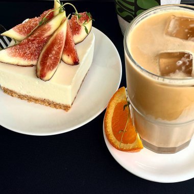 Kahve ve bir dilim kek.