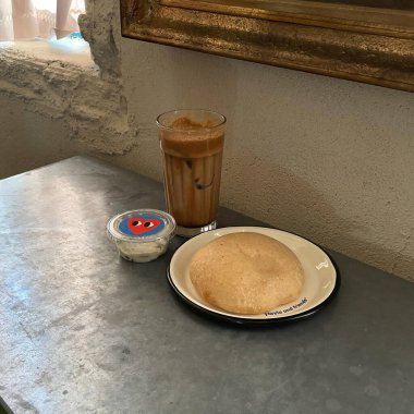 kahve fincanı ve kek masanın üstünde.