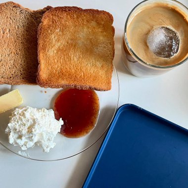 Ekmek ve tereyağlı taze kahvaltı