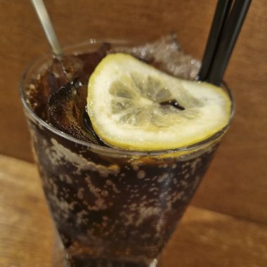 Limonlu buzlu çay, buzlu ve limonlu.