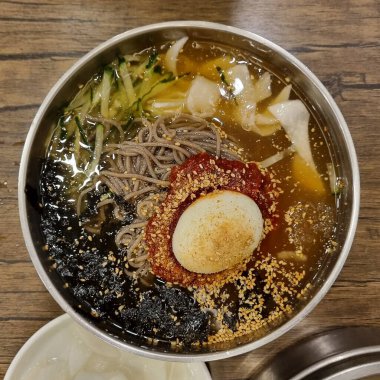 Biftekli Kore eriştesi ve kasede çorba.