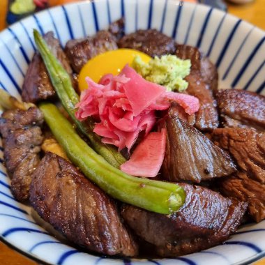 Lezzetli Asya yemeklerinin yakın görüntüsü