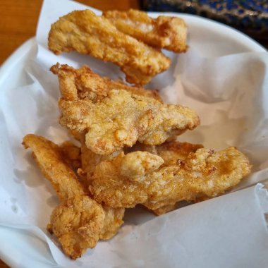 Tavada kızartılmış tavuk, sarımsak ve bitkilerle.