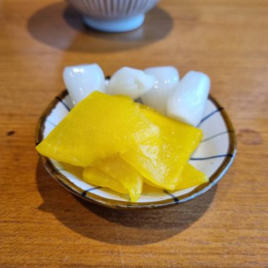 Sarı limon ve bir fincan çay.