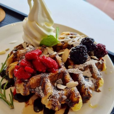 Dondurmalı Belçika waffle 'ı.