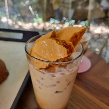 Bir fincan kahve, bir kaşık ve bir bardak süt.