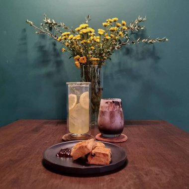 Bir fincan çay ve bir bardak şarap.