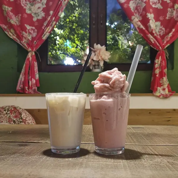 Dondurma ve çikolatalı bir fincan kahve..